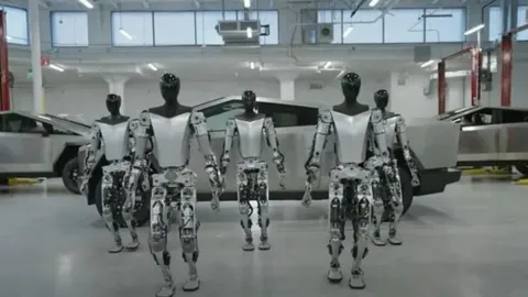 Tesla Optimus: Hundreds Built Weekly, AI Still Limited Sep 2026