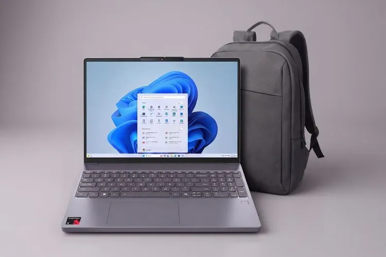 Lenovo IdeaPad Slim 3 15" Snapdragon X (8GB/512GB) + backpack at €549.99 at Boulanger (was €799.99): 31% off